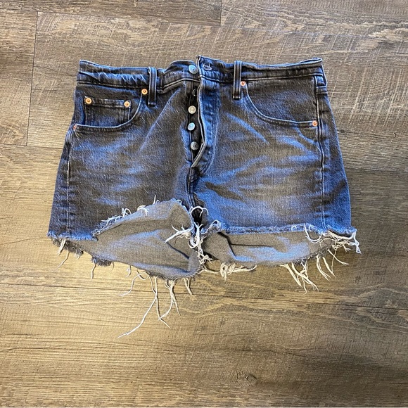High rise Levi shorts. Barely worn. Size 29. - Picture 1 of 1